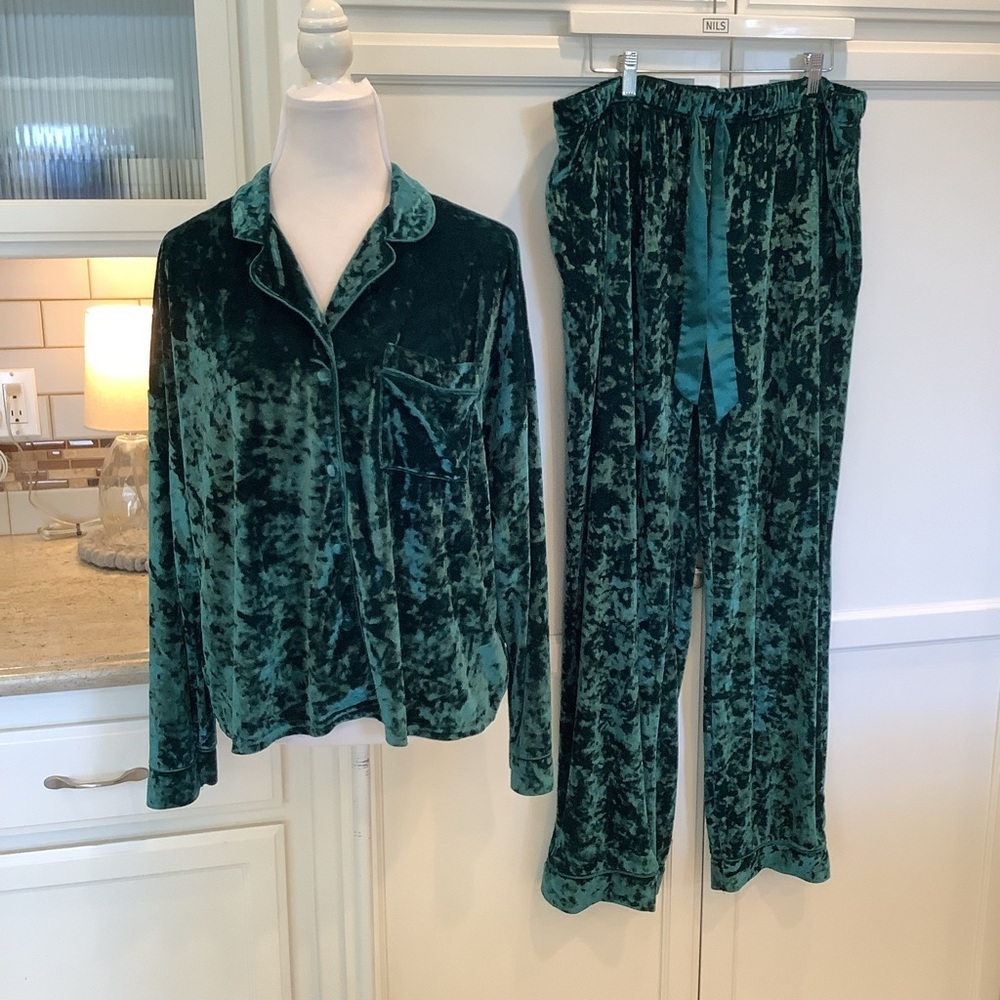Lord & Taylor 2- Piece Velour Pajama Set Size XL